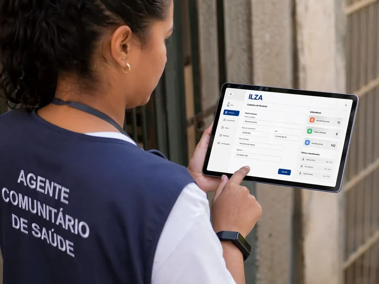 Agente de saúde usando o Sistema Ilza em tablet